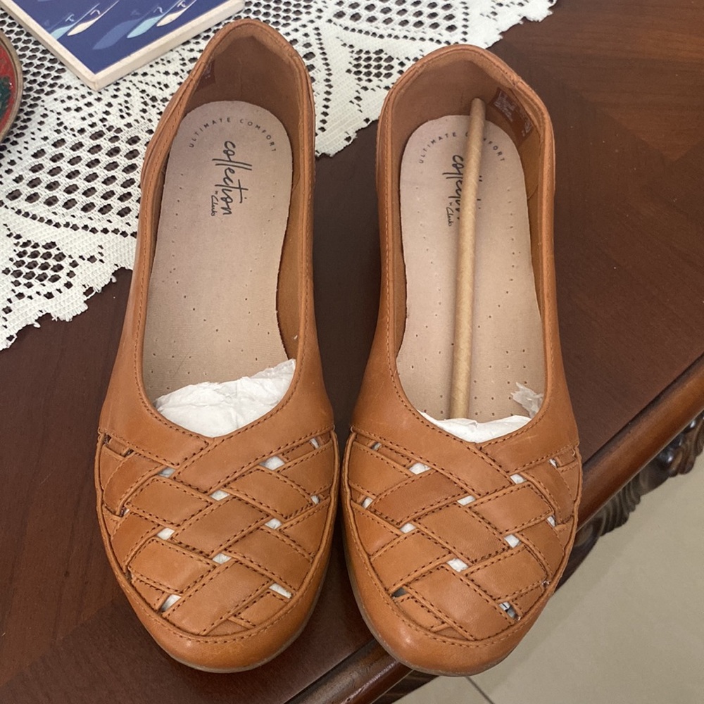 Clarks Women’s Tan Woven Leather Slip-On Flats